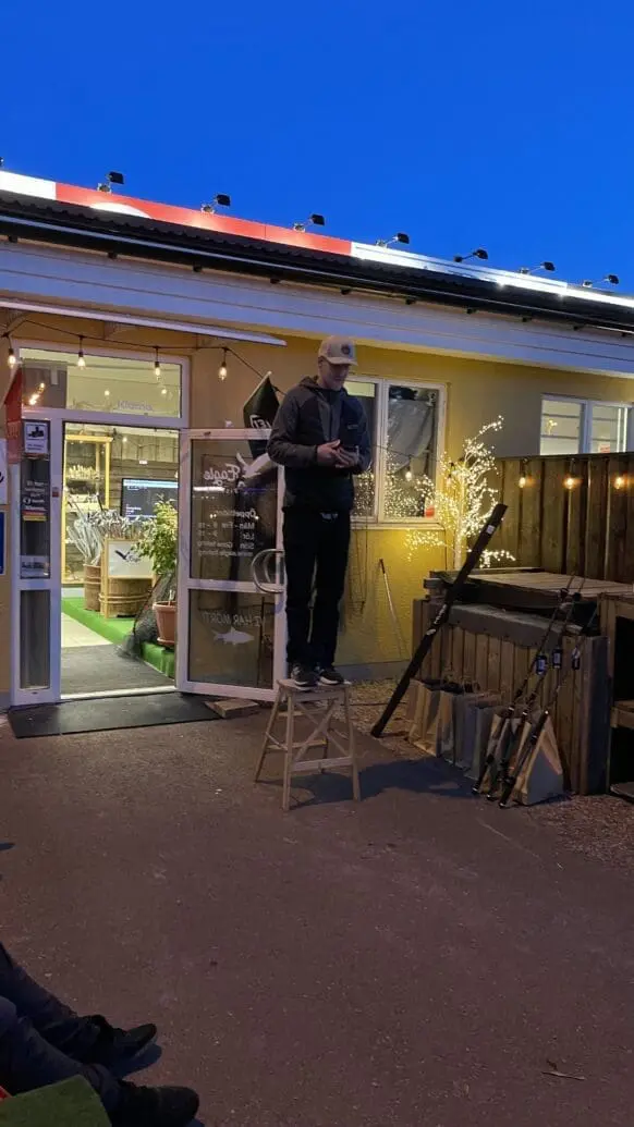 Calle Heineman från Eagle Fishing på det provisoriska podiet utanför butiken.