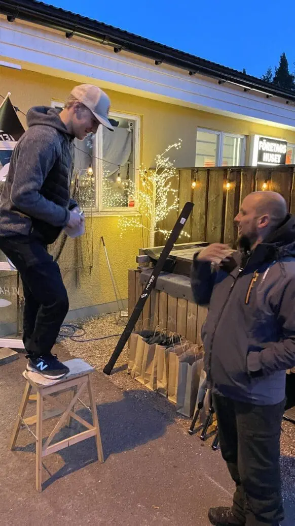 Calle Heineman delar ut priser från det digra prisbordet på Gäddkampen 2021.