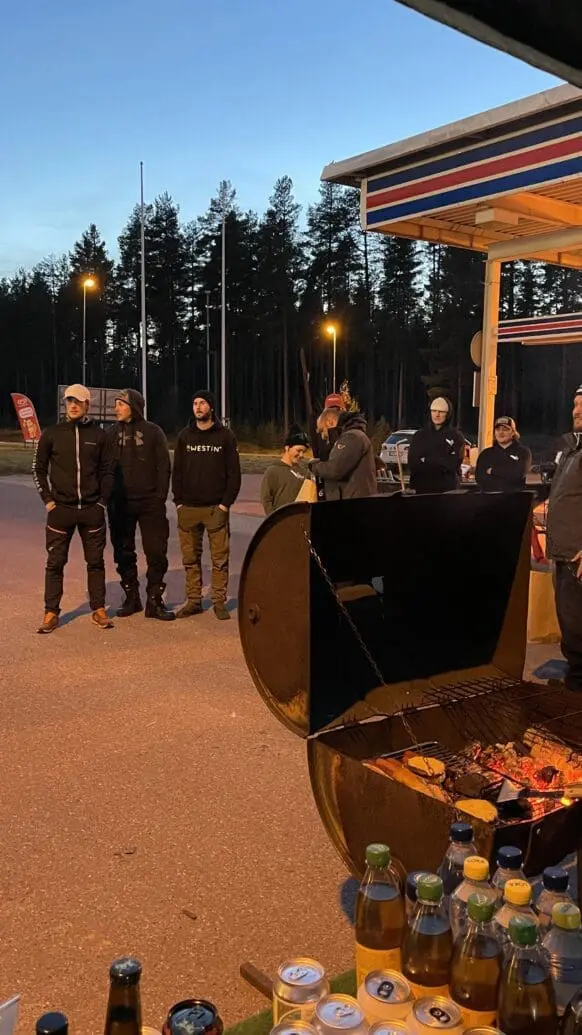 Hamburgare, korv och dryck fanns till försäljning vid prisutdelningen.
