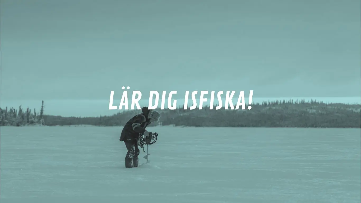 Person som lär sig isfiska på frusen sjö i Dalarna under guidad kurs för familjer och grupper, med texten 'Lär dig isfiska!