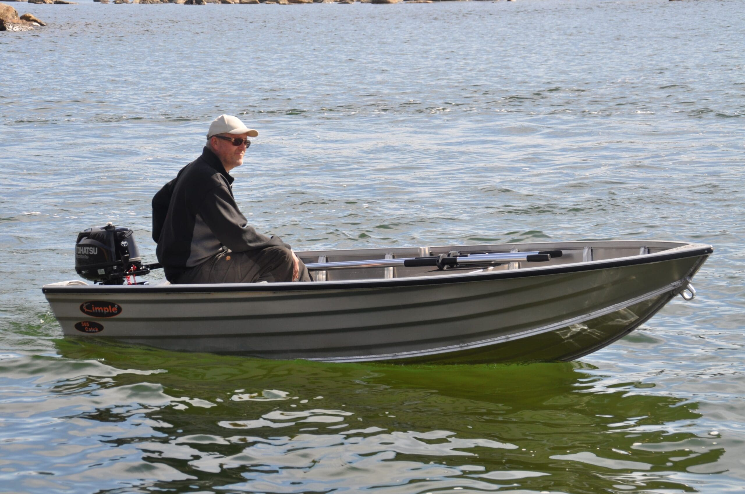 Kimple 365 Catch är lätt att hantera när du vill sjösätta och ta upp båten och dessutom riktigt trevlig i sjön. En aluminiumbåt som passar fint som roddbåt i sjö och innerskärgård.