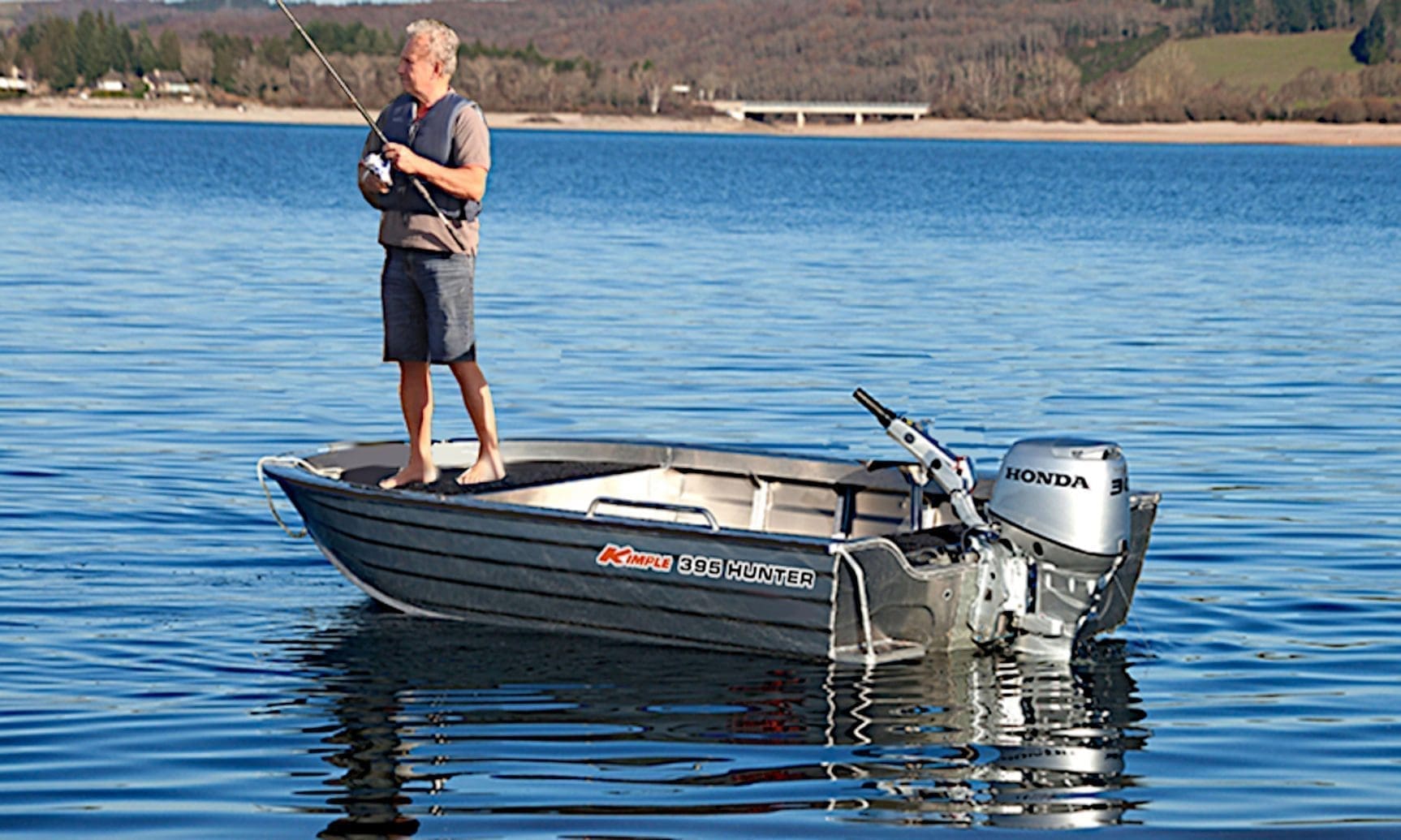 Kimple 395 Hunter är en bred och mycket stabil stabil och rymlig fiskebåt med kastdäck för den inbitne fiskaren. Den har en skrovform som effektivt trycker undan vattnet och gör båten extremt stabil och lättplanad.