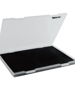 BKK OCD-Box A1 230x23x305mm är en beteslåda för mindre krokar och beten. En beteslåda för dig som gillar ordning och reda på din utrustning!